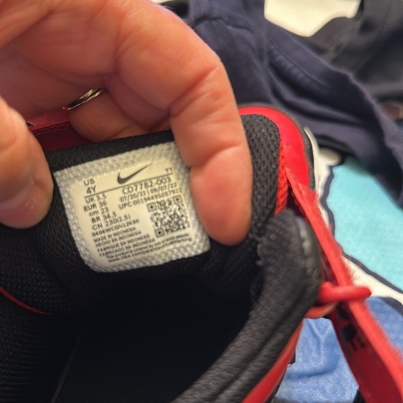 Nike black / red high tops - Picture 2 of 2